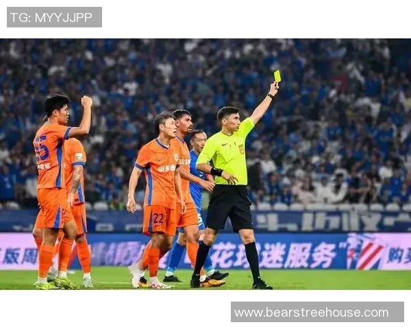 中超焦点战:AC米兰大胜曼联引发争议判罚全场沸腾 中超焦点战:AC米兰大胜曼联引发争议判罚全场沸腾