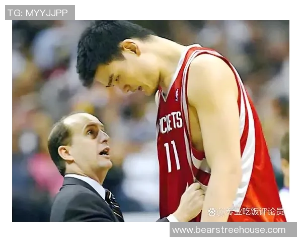 范甘迪与姚明的深情拥抱见证了篮球的跨越与友谊的力量