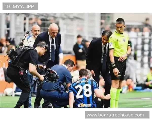 国王杯激战AC米兰逆转国米5-0引发争议判罚全场沸腾